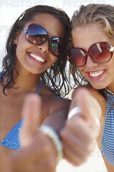 Portrait of young women posing on beach. Date : 2008