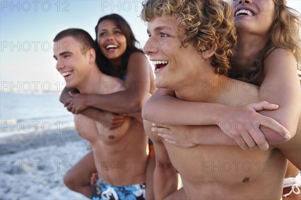 Young men carrying girlfriends on backs. Date : 2008