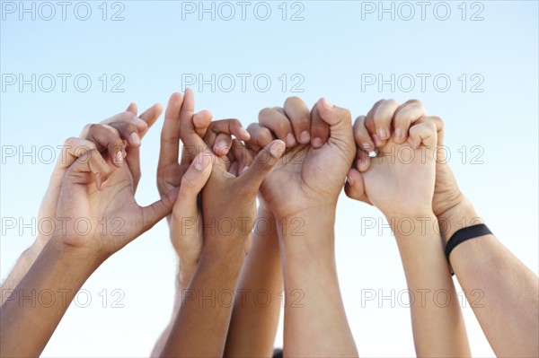 Hands clasped in solidarity. Date : 2008