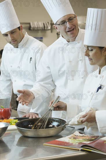 Head chef teaching cooking techniques. Date : 2008