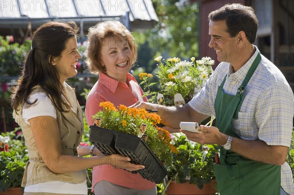 Women paying for flowers. Date : 2008