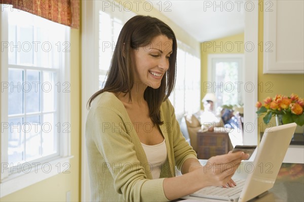 Woman shopping online. Date : 2008