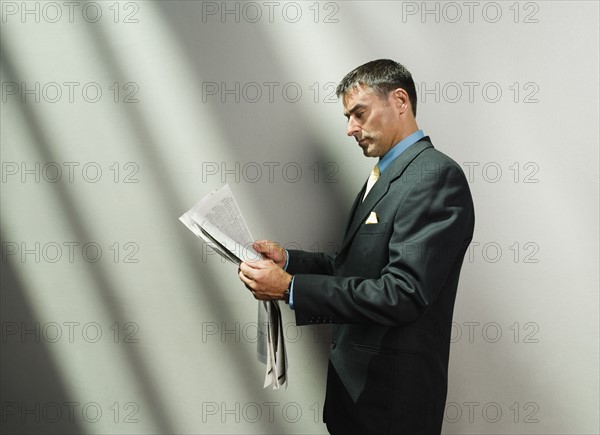 Businessman reading newspaper. Date : 2008