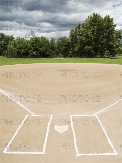 Empty baseball diamond. Date : 2008