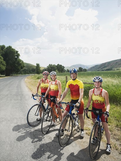 Cyclists posing on country road. Date : 2008