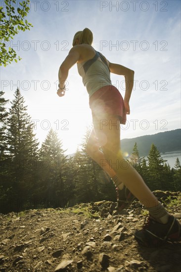 Runner on rocky trail. Date : 2008