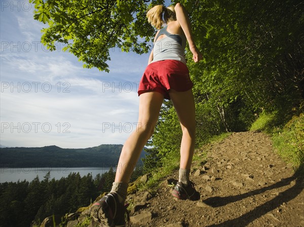 Runner on rocky trail. Date : 2008