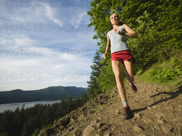 Runner on rocky trail. Date : 2008