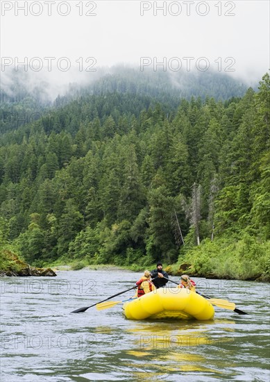 Group whitewater rafting. Date : 2008