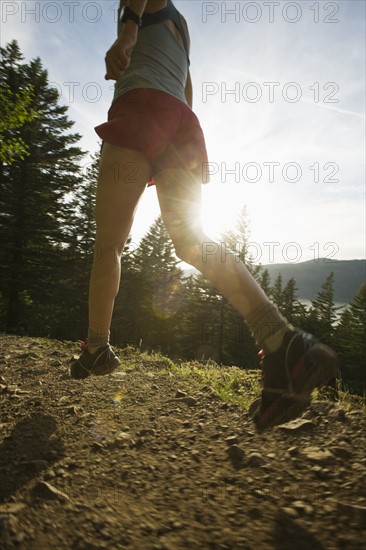 Runner on rocky trail. Date : 2008