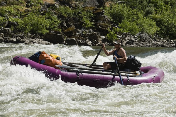 Man whitewater rafting. Date : 2008