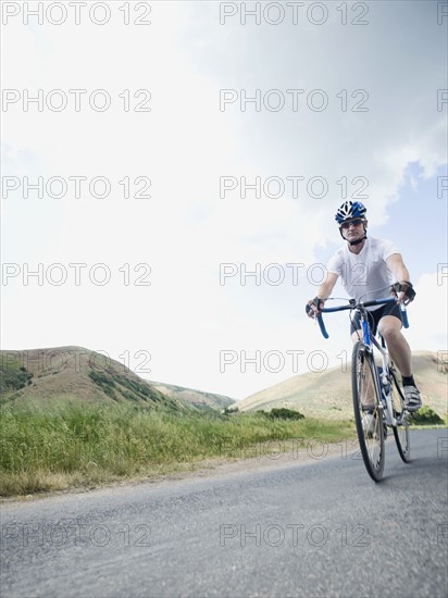 Cyclist on country road. Date : 2008