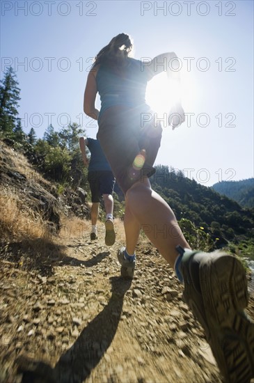 Runners on steep trail. Date : 2008