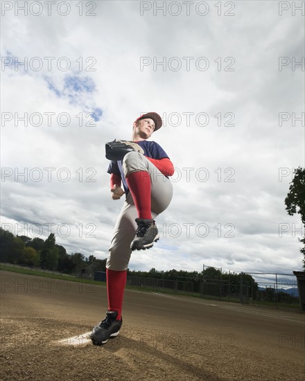 Baseball pitcher getting ready to throw ball. Date : 2008