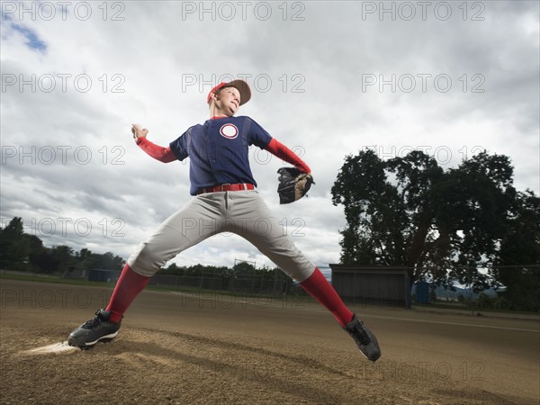 Baseball pitcher throwing ball. Date : 2008