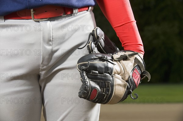 Baseball player holding mitt at side. Date : 2008