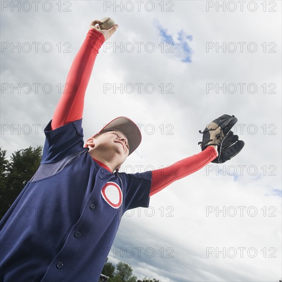 Baseball player celebrating with arms raised. Date : 2008