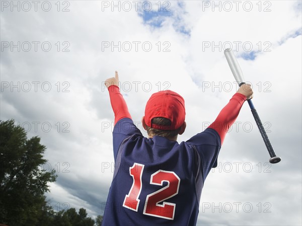 Baseball player celebrating with arms raised. Date : 2008