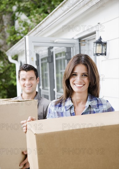 Couple carrying cardboard boxes. Date : 2008