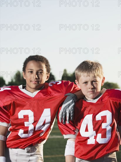 Football players posing on field. Date : 2008