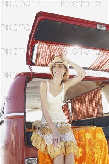 Young woman leaning against back of van. Date : 2008