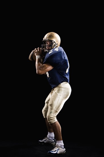 Quarterback preparing to throw football. Date : 2008