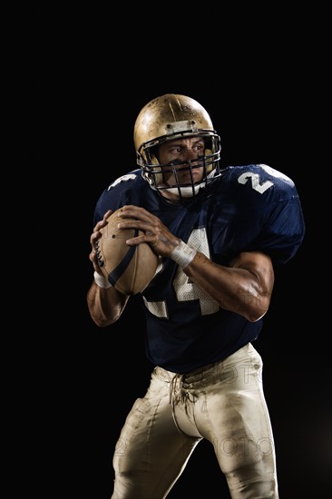 Quarterback preparing to throw football. Date : 2008