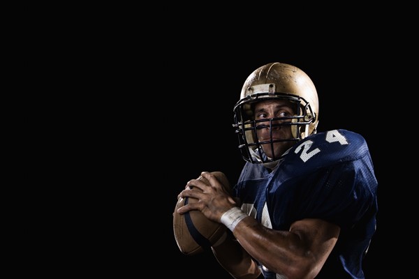 Quarterback preparing to throw football. Date : 2008