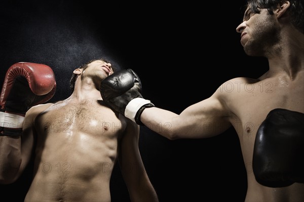 Boxer punching opponent in jaw. Date : 2008