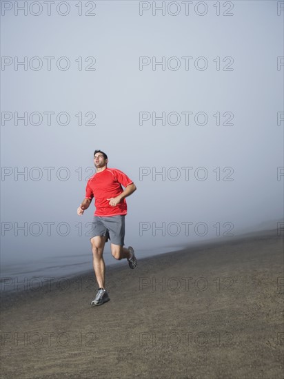 Man jogging on foggy beach. Date : 2008