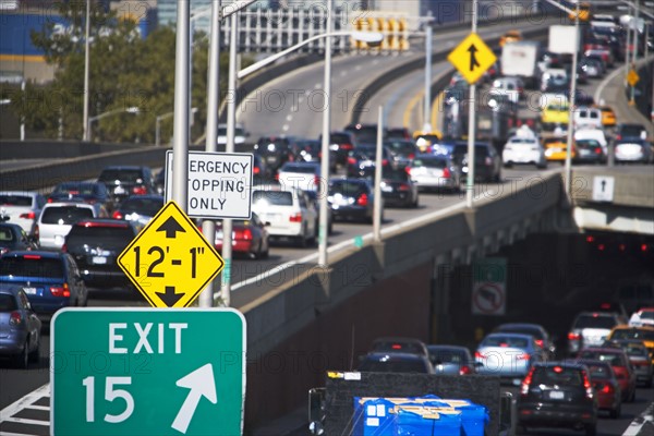 Freeway traffic in Queens, New York. Date : 2008