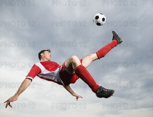 Soccer player kicking soccer ball in mid-air. Date : 2008