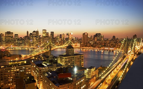 New York City skyline at dusk. Date : 2008