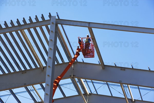 Construction worker in cherry picker. Date : 2008