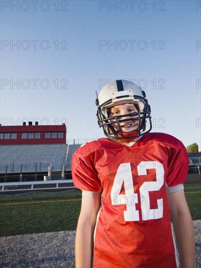 Football player posing on field. Date : 2008