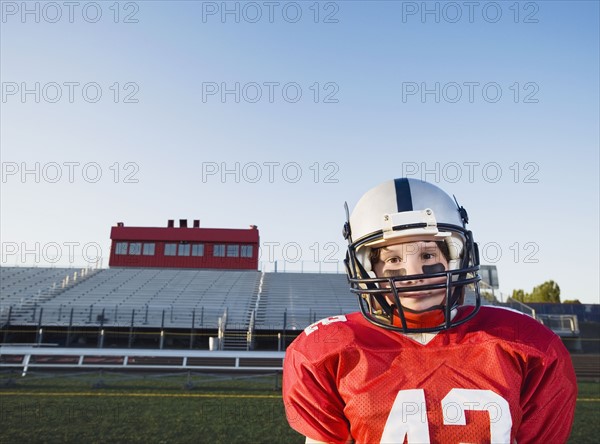 Football player posing on field. Date : 2008