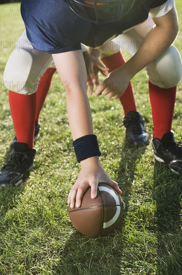 Football center preparing to snap football. Date : 2008