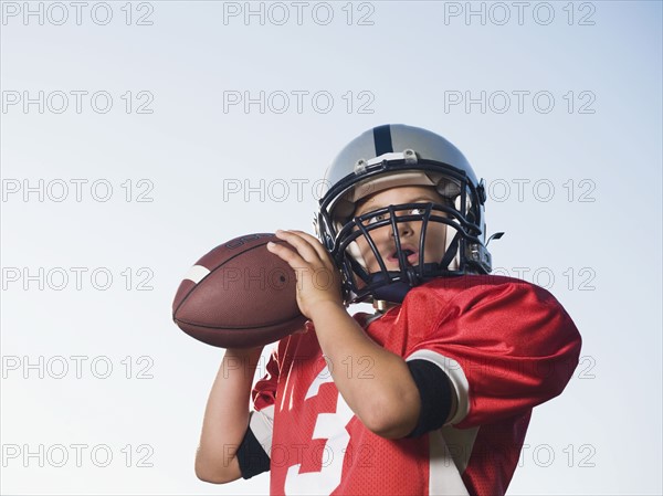 Quarterback preparing to throw football. Date : 2008
