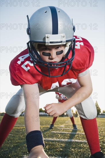 Close up of football center preparing to snap football. Date : 2008