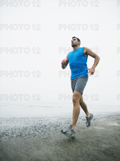 Man jogging on foggy beach. Date : 2008