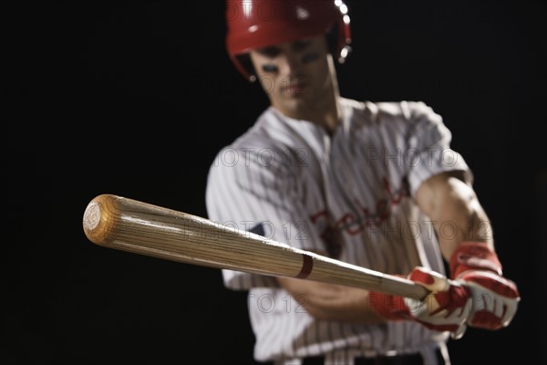 Baseball player swinging bat. Date : 2008