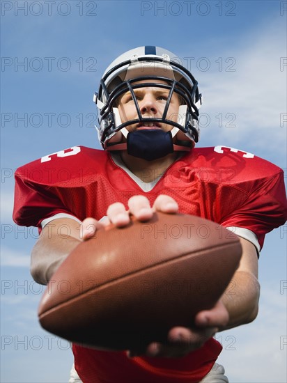 Quarterback holding football. Date : 2008