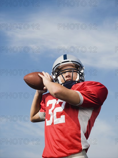 Quarterback preparing to throw football. Date : 2008