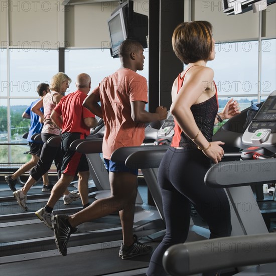 Men and women running on treadmills. Date : 2008