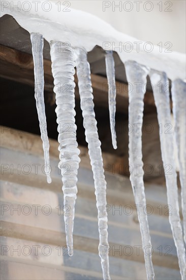 Icicles hanging from roof eaves. Photographe : Jamie Grill