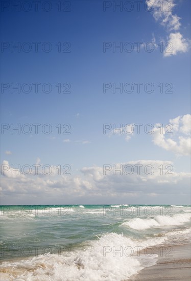 Waves crashing on beach. Photographe : Jamie Grill