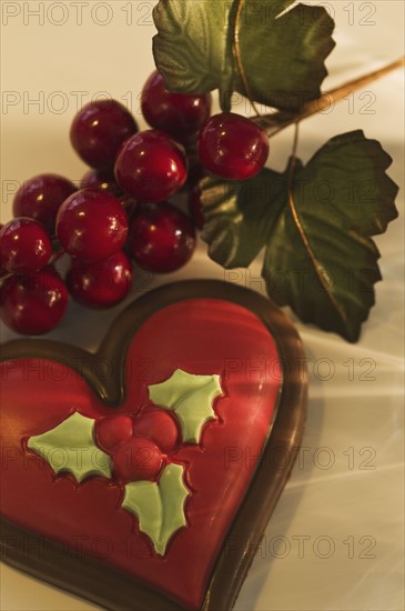 Heart shaped chocolate and decoration. Photographe : Daniel Grill