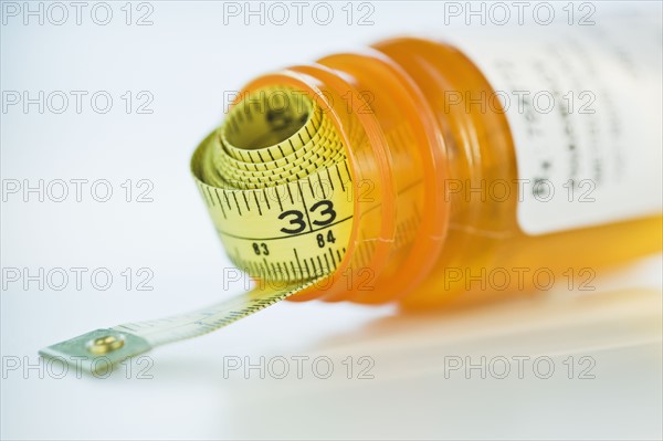 Tape measure in prescription bottle. Photographe : Daniel Grill