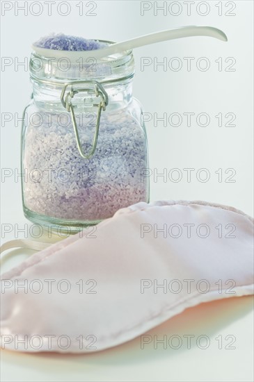 Bath salts and eye mask. Photographe : Daniel Grill