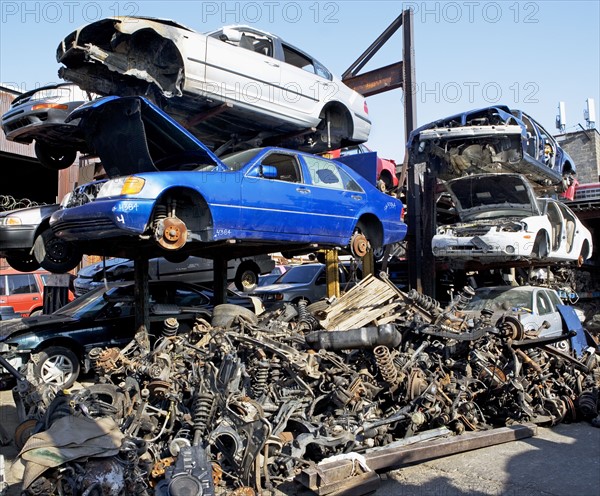 Stack of cars in junkyard. Photographe : fotog